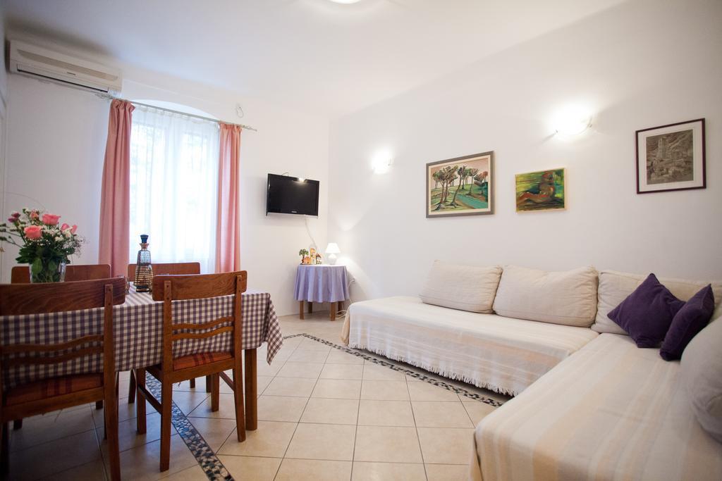 Adagio Theatre Apartment Split Room photo